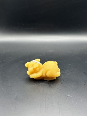 Cochon petit couché côté